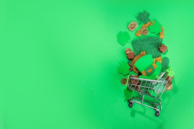 St Patrick verkoop achtergrond supermarkt winkelwagentje met shamrock klaver bladeren kabouter hoed decor gouden munten en chocolaatjes in de vorm van symbool van st patriciërsdag