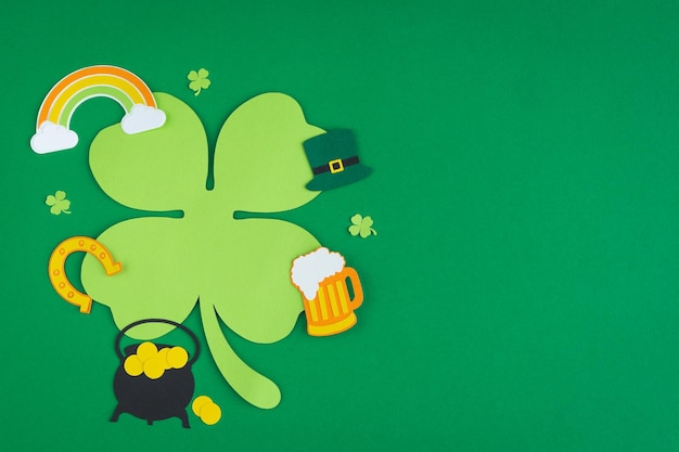 Foto st patrick's day banner design con foglia di trifoglio birra cappello pentola con monete e arcobaleno copia spazio