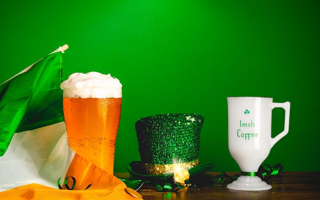 Foto concetto di celebrazione del giorno di san patrizio con un bicchiere di birra e caffè irlandese su uno sfondo verde