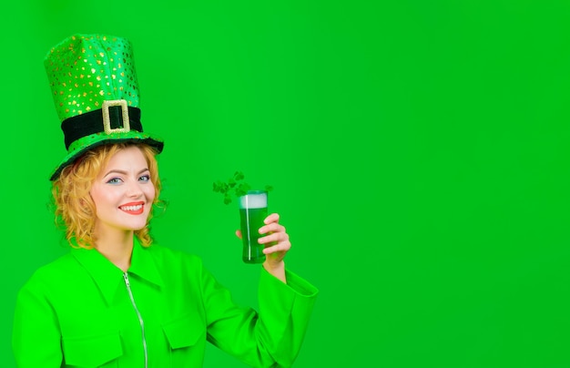 Foto la celebrazione del giorno di san patrizio bevanda verde con il trifoglio tradizioni irlandesi bevanda della donna del giorno di san patrizio