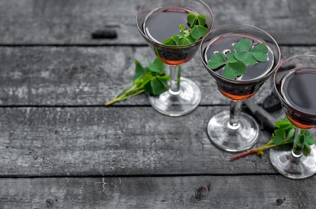 St Patricks Day Clover glas wijn op een houten achtergrond