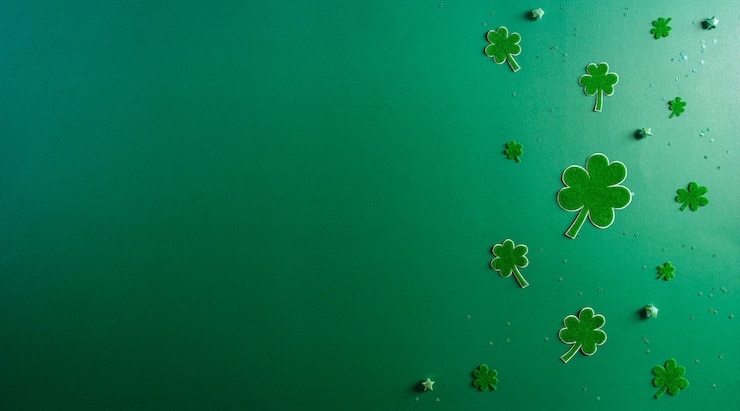 Photo st. patricks day concept top view of clover leaves on green