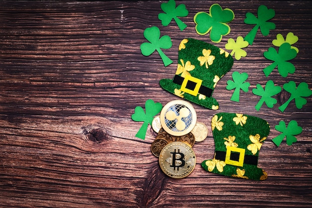 St patricks day, monete d'oro, cappello festivo e shamrocks verdi su legno