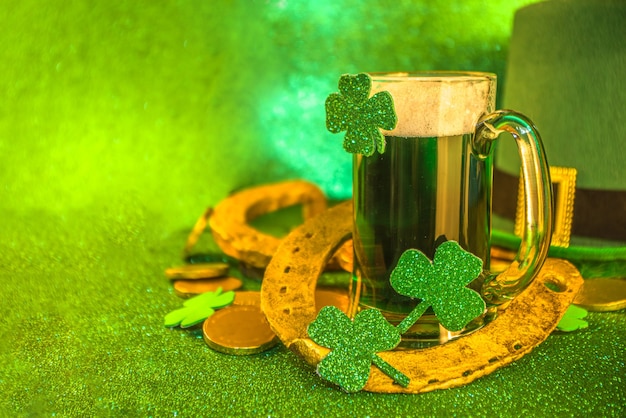 Foto st patricks day pub bar sfondo del menu birra verde in vetro con decorazioni a trifoglio a ferro di cavallo