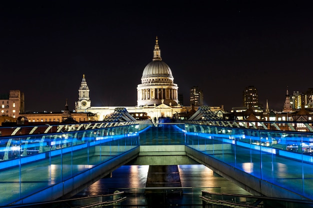 St. Paul Cathedral en Millennium Bridge in Londen