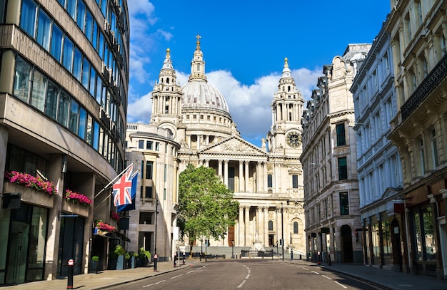 St. Paul's Cathedral vanaf Ludgate Hill in de stad Londen Engeland