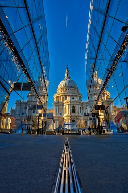 St pauls cathedral met reflectie in twee gebouwen met glazen gevel