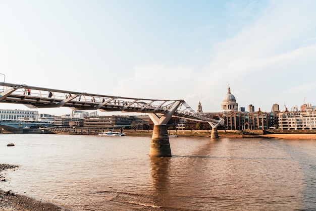 Cattedrale di st paul e il millennium bridge al tramonto