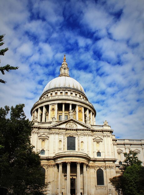 St Pauls kathedraal in Londen en hemel met wolken