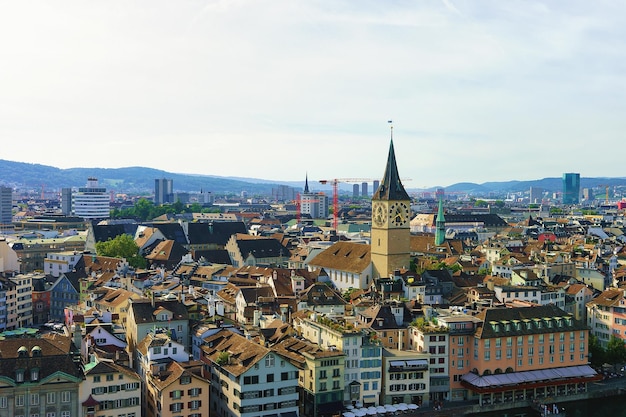 St Peter Church en daken in Limmatquai in het stadscentrum van Zürich, Zwitserland.