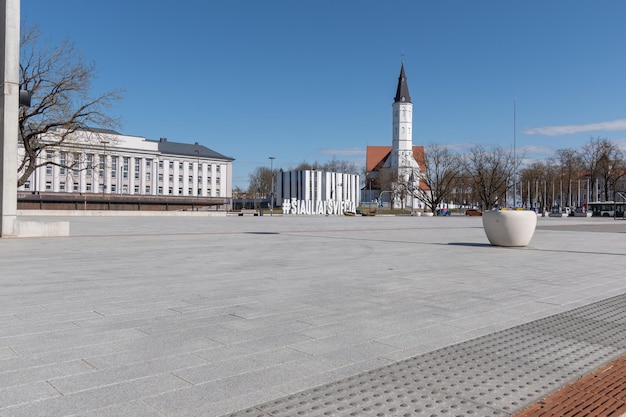 St Peter en Paul kathedraal in de stad Siauliai Uitzicht vanaf het Prisikelimo-plein