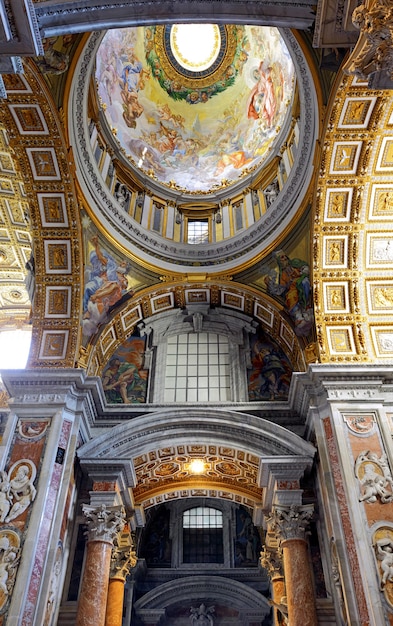 Foto basilica di san pietro, piazza san pietro, città del vaticano. interni interni.