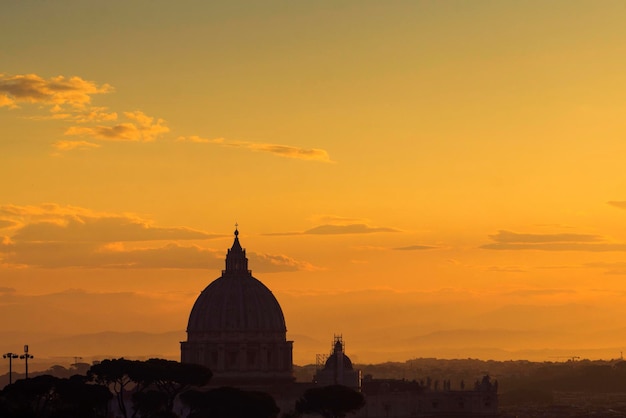 St Peter's basiliek koepel bij zonsopgang in Rome Italië