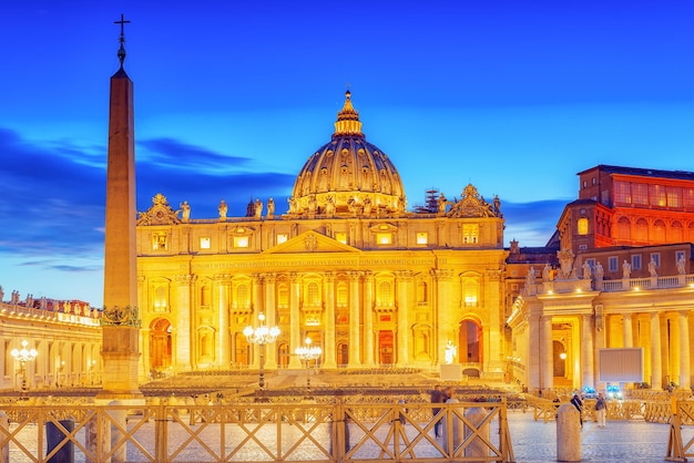 Foto piazza san pietro e basilica di san pietro città del vaticano in serata italia
