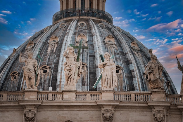 Foto basilica di san pietro cupola ravvicinata architettura vaticana statue vedute