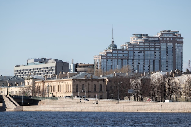 Смольный собор в центре Санкт-Петербурга на фоне современных зданий