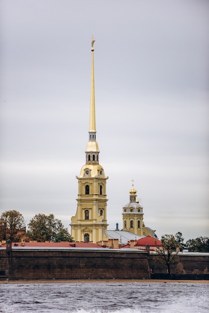 Фото Санкт-петербург, россия, 2019 петропавловская крепость в пасмурный день