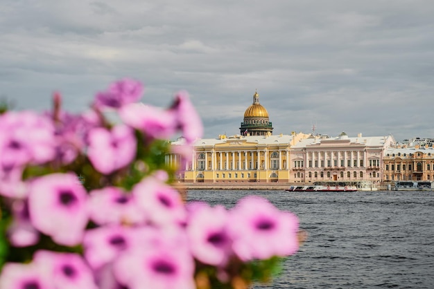 San pietroburgo russia città cattedrale di sant'isacco vista dall'isola vasilyevsky attraverso il fiume neva cielo nuvoloso panorama con edifici di san pietroburgo architettura russa tour in russia