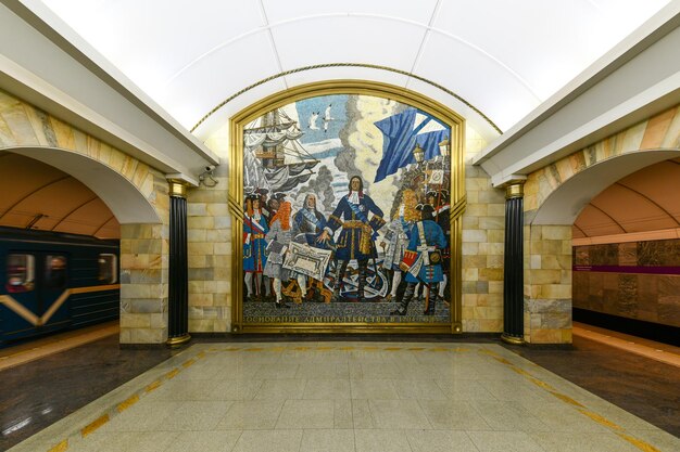 Foto san pietroburgo, russia 24 dicembre 2021 l'interno della hall della stazione admiralteyskaya questa stazione è una delle più profonde del mondo