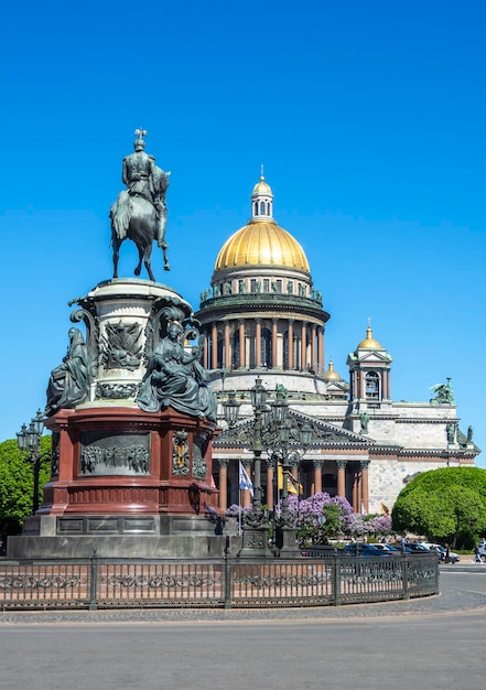 サンクトペテルブルク ロシア 2022 年 6 月 聖イサアク大聖堂と皇帝ニコラス 1 世の記念碑 サンクトペテルブルク ロシア