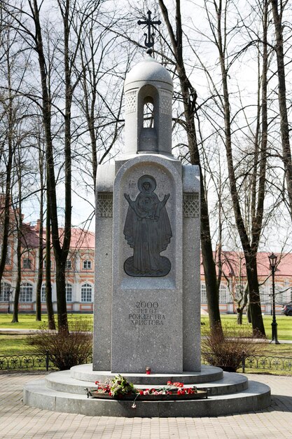 Санкт-Петербург, Россия - 05 мая 2017 г.: Памятник в честь 2000-летия Рождества Христова в Александро-Невской Лавре