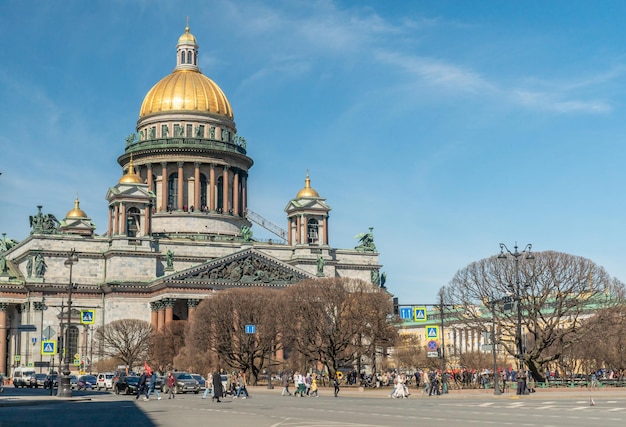 Санкт-Петербург, Россия - 22 мая 2015 г.: ул. Санкт-Петербургский собор с большим куполом наверху.