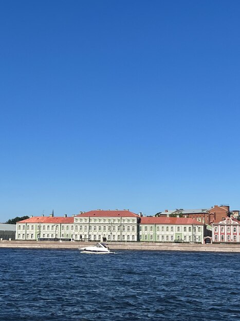 Санкт-Петербург Россия Прогулочный катер плывет по Неве