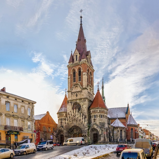 St Stanislaus Kerk in Chortkiv, Oekraïne, op een zonnige winterdag