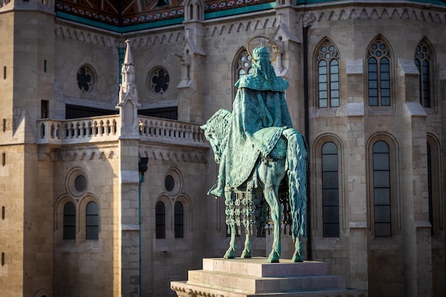 St Stephen standbeeld voor de historische bouw van Matthias Church in Boedapest