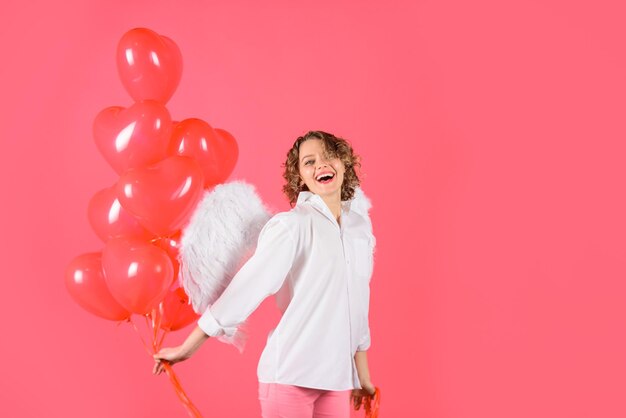 St valentijn dag liefdesverhaal concept vrouwelijke engel cupido met hartvormige ballonnen gelukkige vrouw met