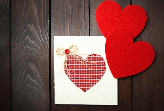 聖バレンタインカードと木製の背景の装飾