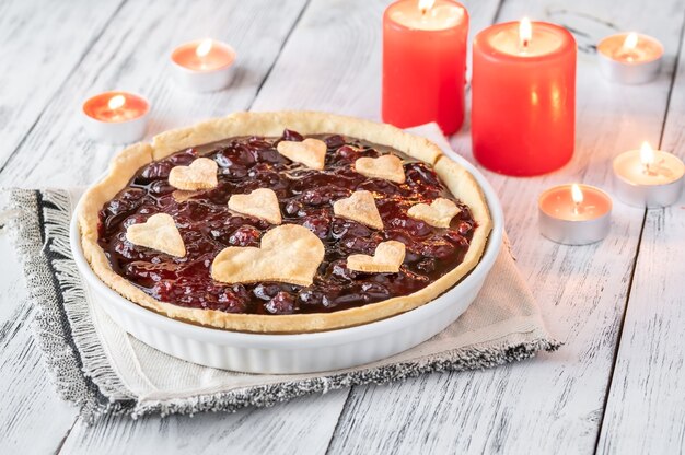 St. Valentine's day cherry jam taart met brandende kaarsen