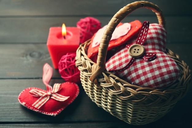 Декор святого Валентина в корзине на деревянном фоне