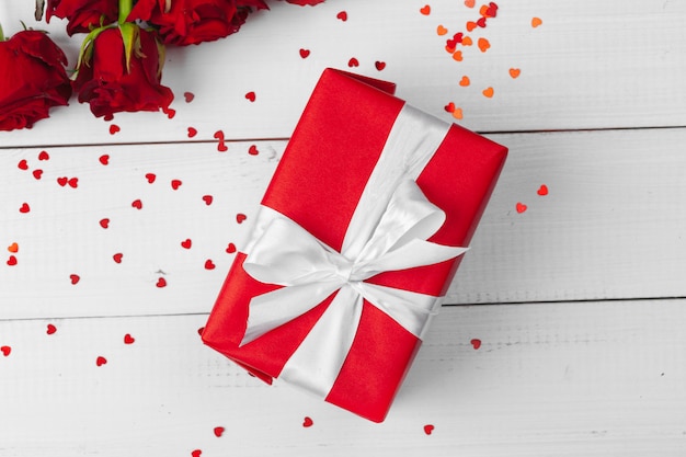 나무 테이블에 세인트, 발렌타인, 빨간 장미와 선물 상자