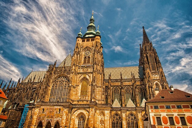 Cattedrale di san vito a praga, repubblica ceca. costruzione della chiesa sul cielo blu nuvoloso. monumento di architettura e design gotici. concetto di vacanza e voglia di viaggiare.