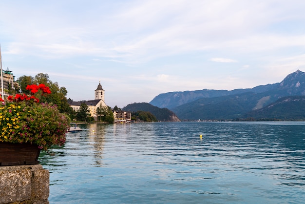 St. Wolfgang waterkant met Wolfgangsee-meer, Oostenrijk