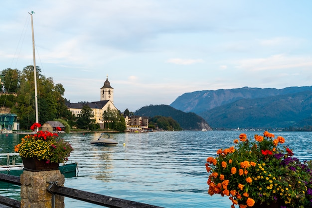 St. Wolfgang waterkant met Wolfgangsee-meer, Oostenrijk