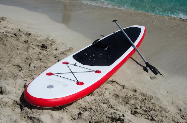 Sta op paddle board op het strand