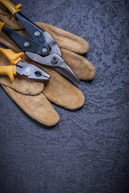 Staal snijgreeppen leren beschermende handschoen op zwarte achtergrond