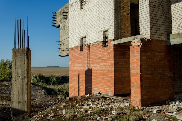 Staal versterken in betonnen kolom geruïneerd oud gebouw