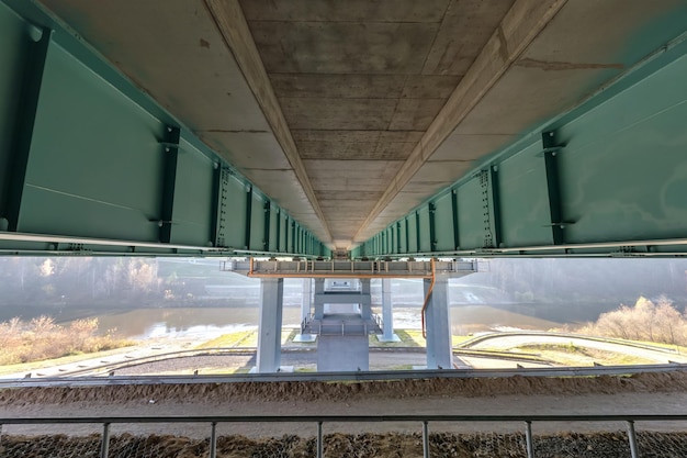 Staalframe en betonnen constructie enorme auto brug over de brede rivier