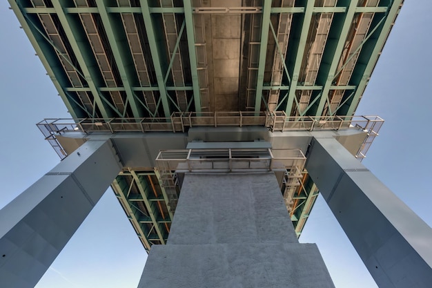 Staalframe en betonnen constructie enorme auto brug over de brede rivier