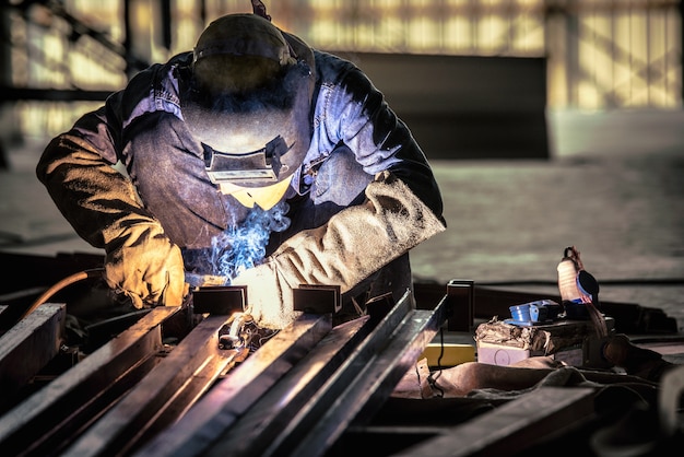 Staallassen of lasser industrieel in de fabriek