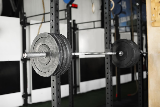 Foto staan met barbell in sportschool