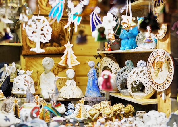 Staan met verschillende souvenirs, vooral engelenstandbeelden op de kerstmarkt in het oude Riga, Letland. Op de kermis kunnen mensen terecht voor feestelijke accessoires, warme kleding en traditionele gerechten.