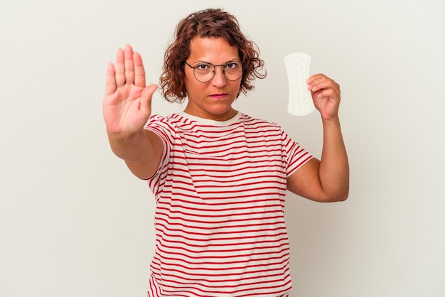 Foto staande met uitgestrekte hand met stopbord dat je verhindert