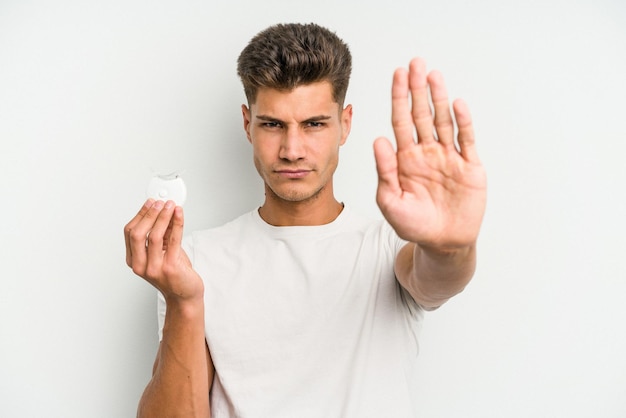 Staande met uitgestrekte hand met stopbord dat je verhindert