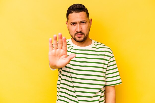 Foto staande met uitgestrekte hand met stopbord dat je verhindert