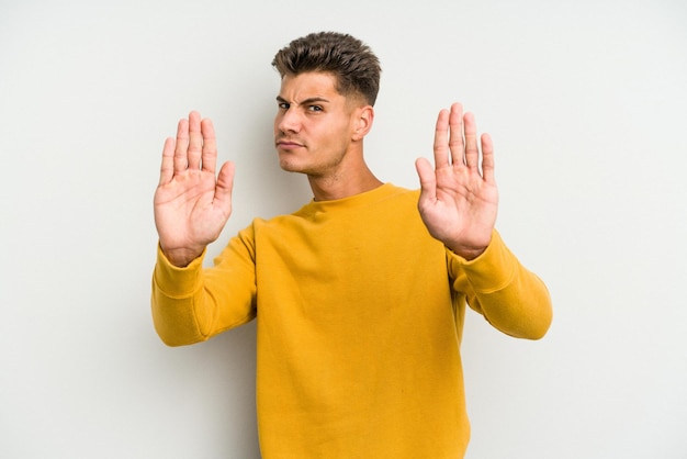 Staande met uitgestrekte hand met stopbord dat je verhindert