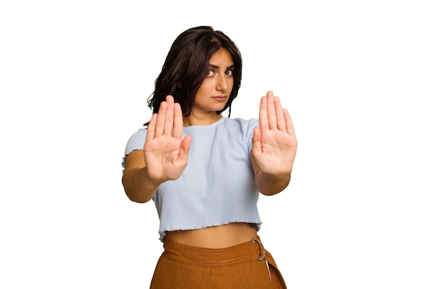 Staande met uitgestrekte hand met stopbord dat je verhindert